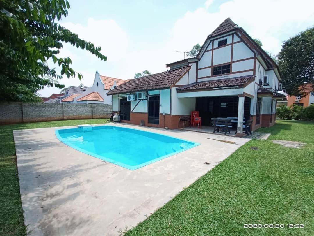 Villa With Private Swimming Pool Malacca エクステリア 写真